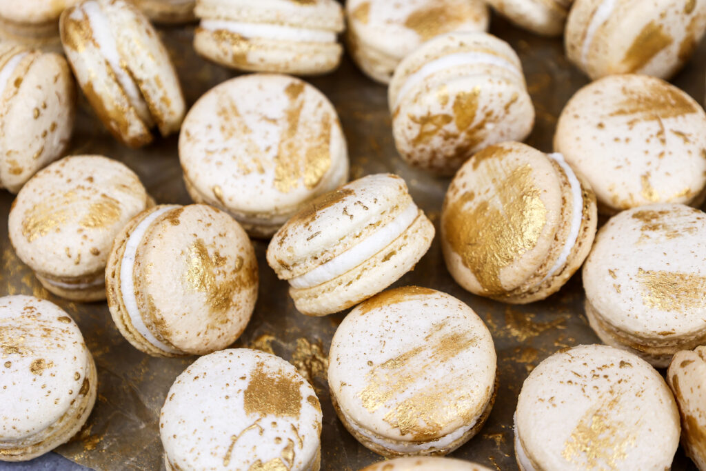 使用法国方法制作的香草米兰的图像，装饰着可食用的金色油漆