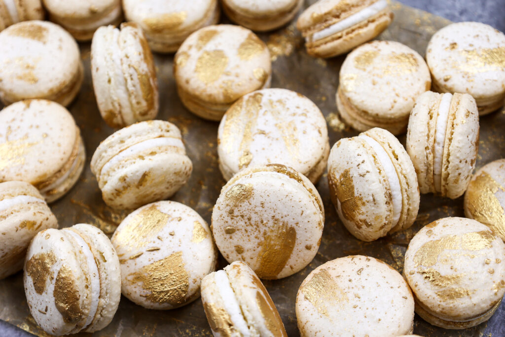 使用法国方法制作的香草米兰的图像，装饰着可食用的金色油漆