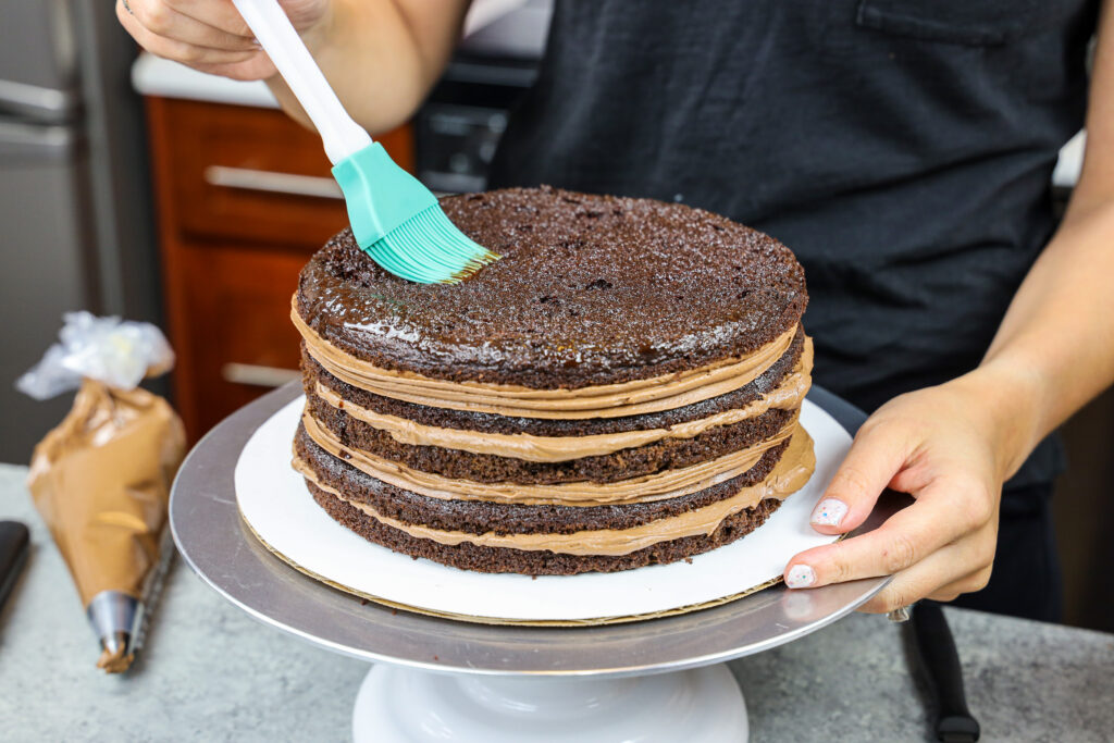 巧克力简单的糖浆，巧克力糖浆为蛋糕，巧克力糖浆蛋糕顶部，如何制作干巧克力蛋糕湿润，如何制作巧克力糖浆，巧克力蛋糕浸泡，如何制作巧克力蛋糕湿润，巧克力糖浆蛋糕，巧克力糖浆蛋糕，巧克力简单的糖浆蛋糕