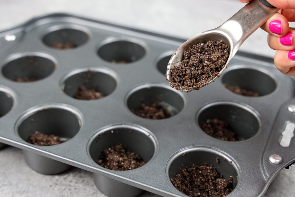 奥利奥芝士蛋糕的形象被舀入迷你乳酪蛋糕锅