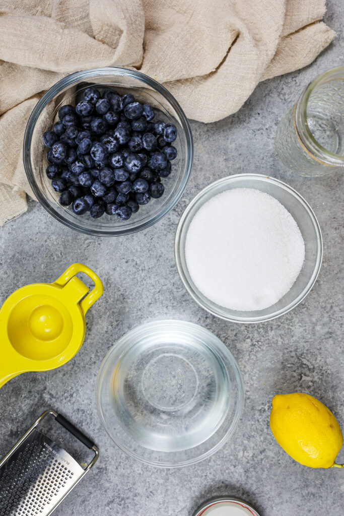 布置成分的图像制作蓝莓简单的糖浆