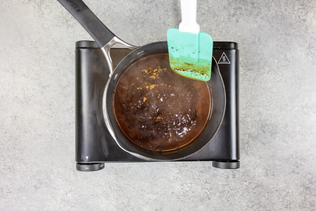 被带来煮沸的巧克力简单的糖浆的图象在酱油锅中煮沸。