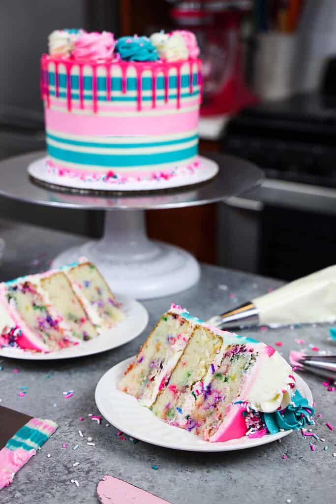一片面筋免费的Funfetti蛋糕的图象一直用蝴蝶条纹和粉红色滴水装饰