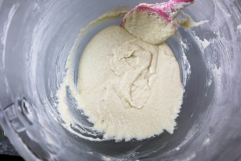 被用来绘制夫妇的白色香草粉面糊的图象图8表示它已经完美混合并准备被送货