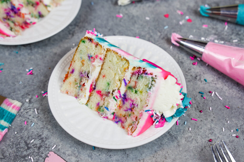 一片切片的图象在准备好的板材的面筋免费funfetti蛋糕被吃