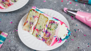 一片切片的图象在准备好的板材的面筋免费funfetti蛋糕被吃