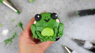 可爱的蝴蝶青蛙杯形蛋糕的图象