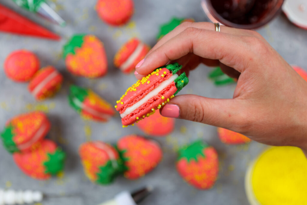 草莓macaron的图象与完善的脚的