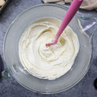 在厨房辅助碗混合的香草豆buttercream的图象