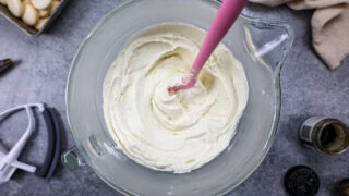 在厨房辅助碗混合的香草豆buttercream的图象