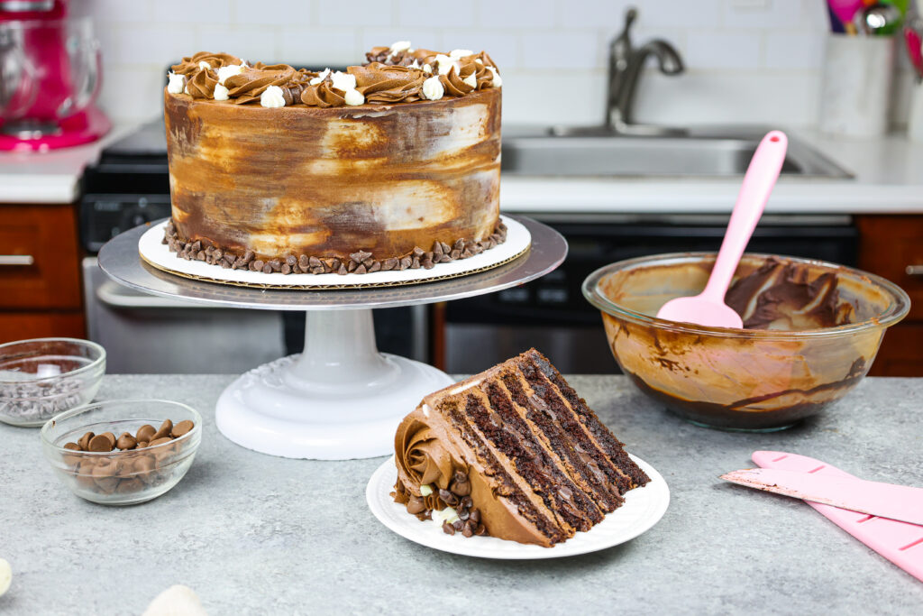 形象的三重巧克力蛋糕片装满牛奶的巧克力奶油乳酪和黑巧克力酱