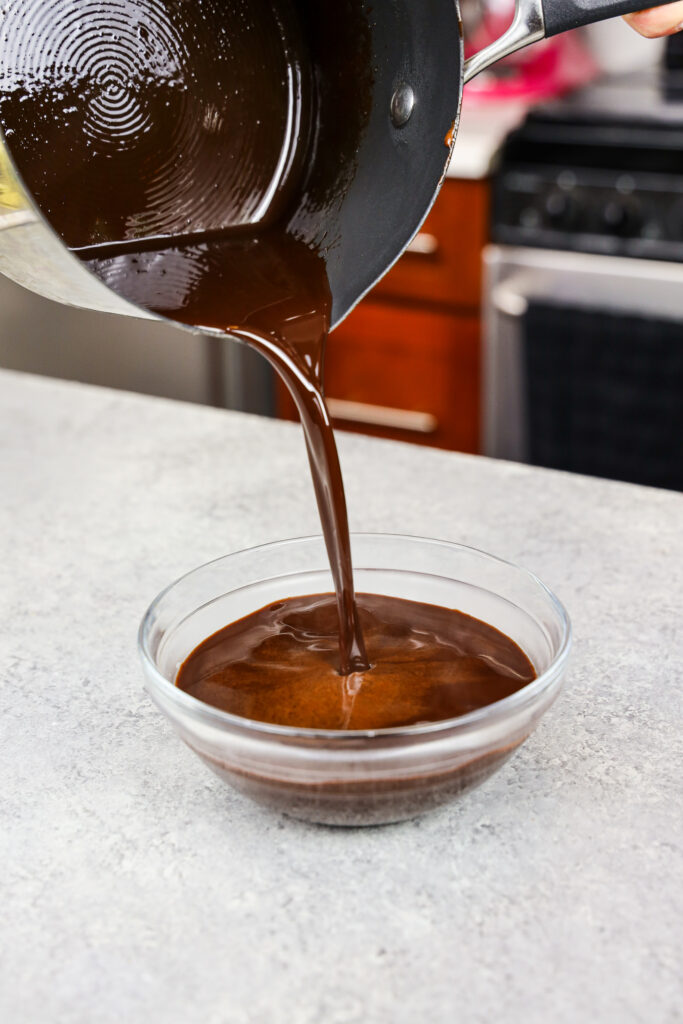 巧克力简单糖浆的图象倾吐到一个小碗冷静