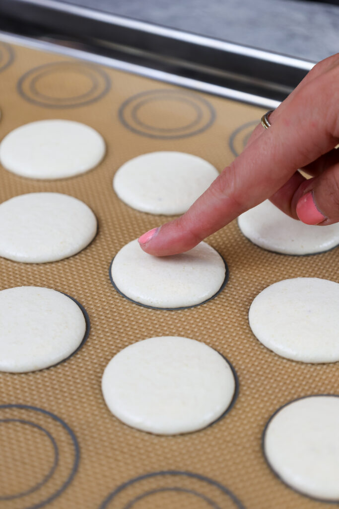 休息和形成遮罩的香草蛋白杏仁饼干的图像