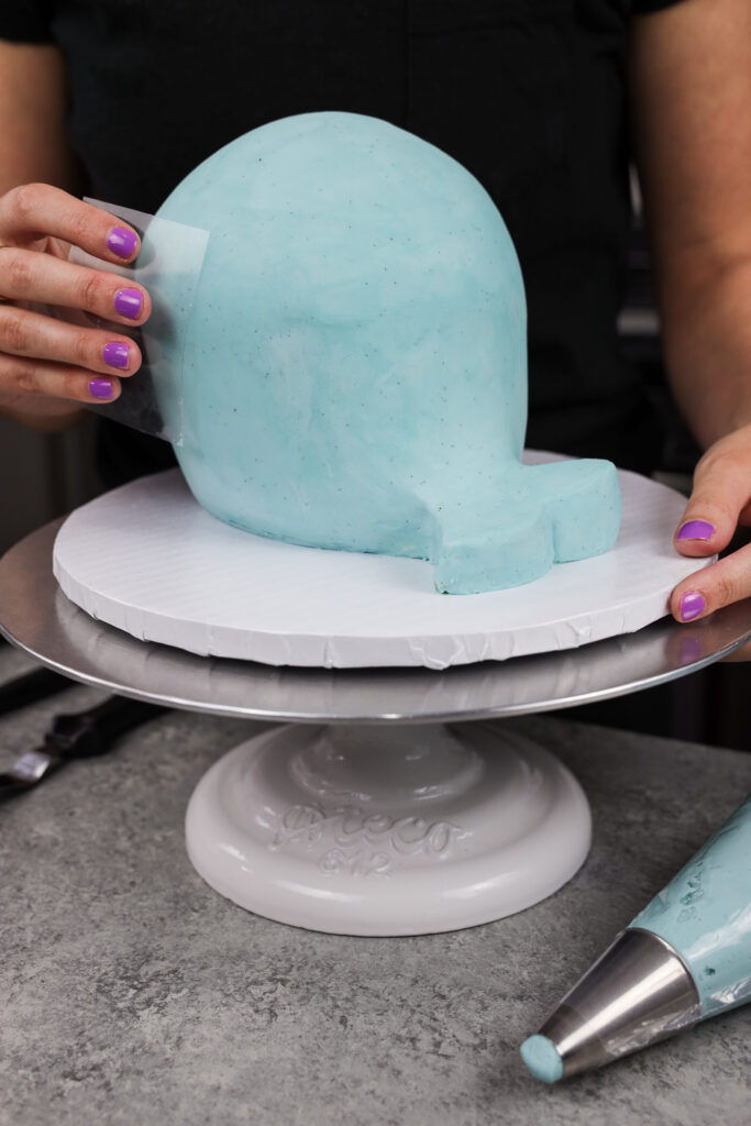 被平滑的蓝色buttercream的图象被平滑到一鲸蛋糕上