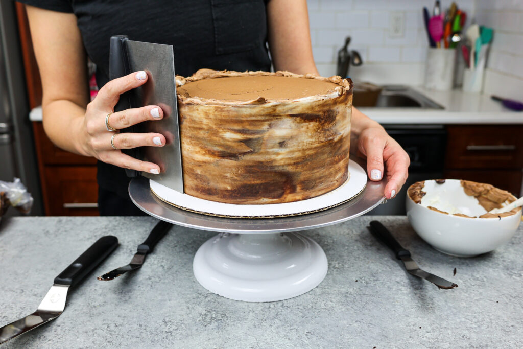 图像平滑的凶残的巧克力奶油乳酪在三重巧克力蛋糕