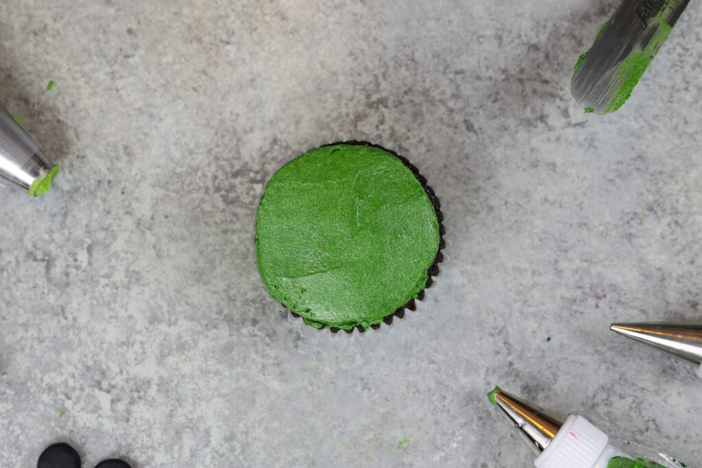 青蛙杯形蛋糕的图象磨砂和装饰用buttercream结霜