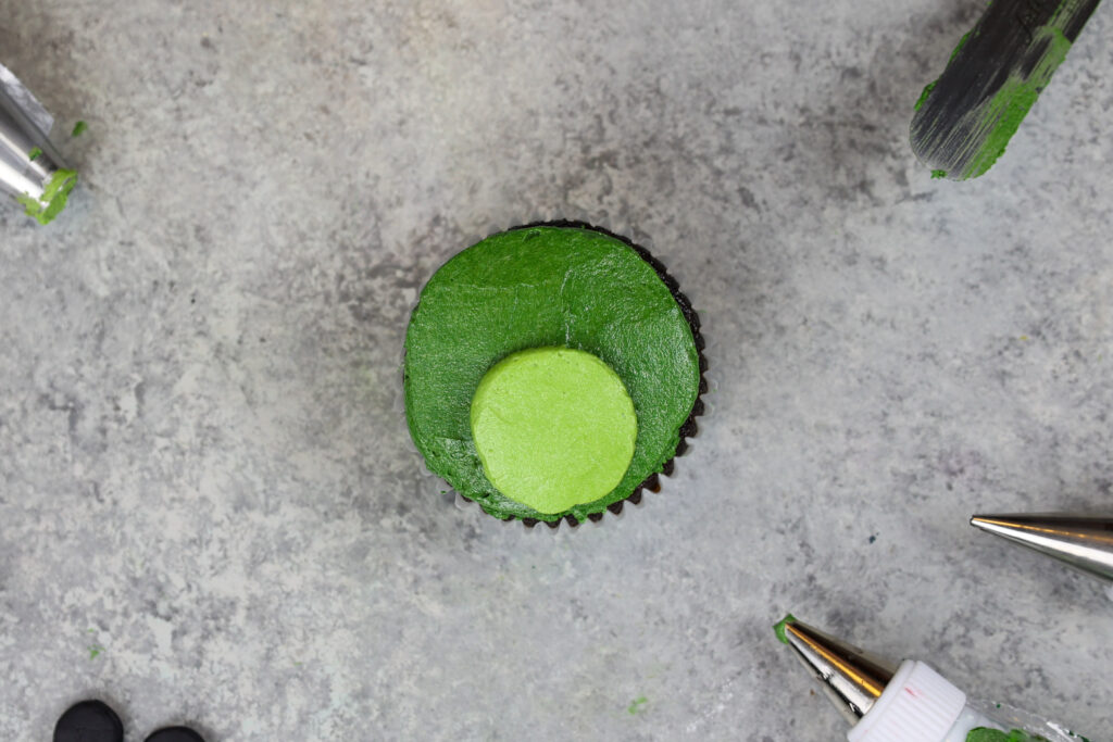 青蛙杯形蛋糕的图象磨砂和装饰用buttercream结霜