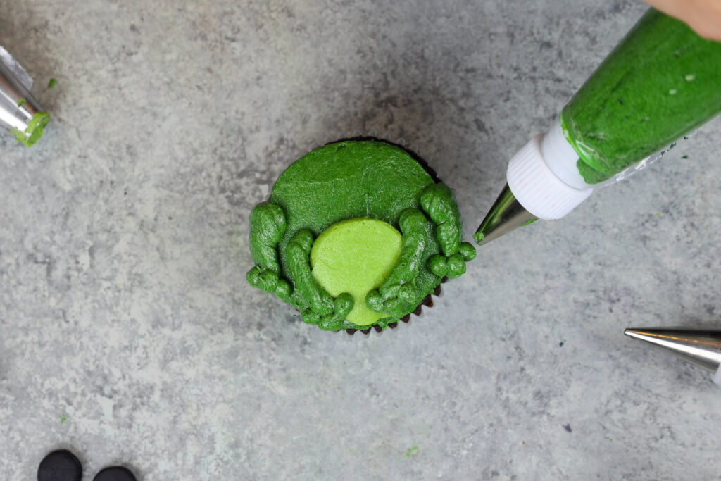 青蛙杯形蛋糕的图象磨砂和装饰用buttercream结霜