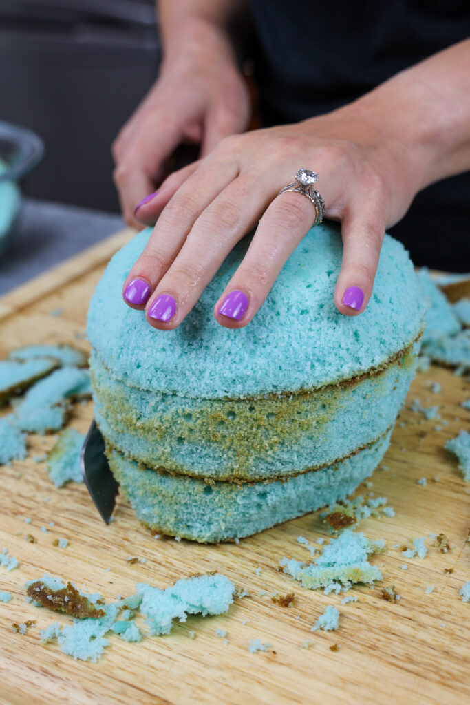 蓝色蛋糕层被修剪成独角鲸蛋糕的图像