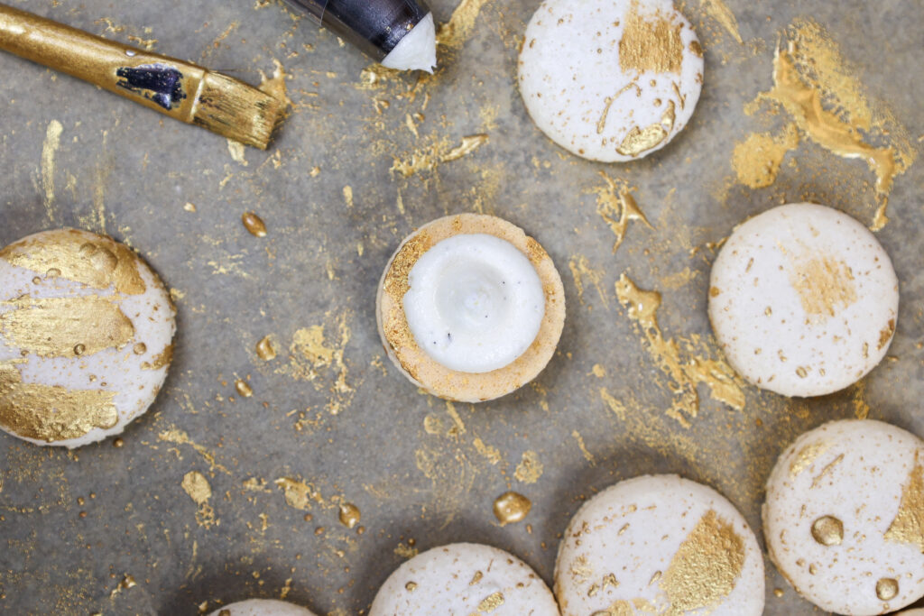 想象一个香草马卡龙的外壳，里面填满了香草豆奶油