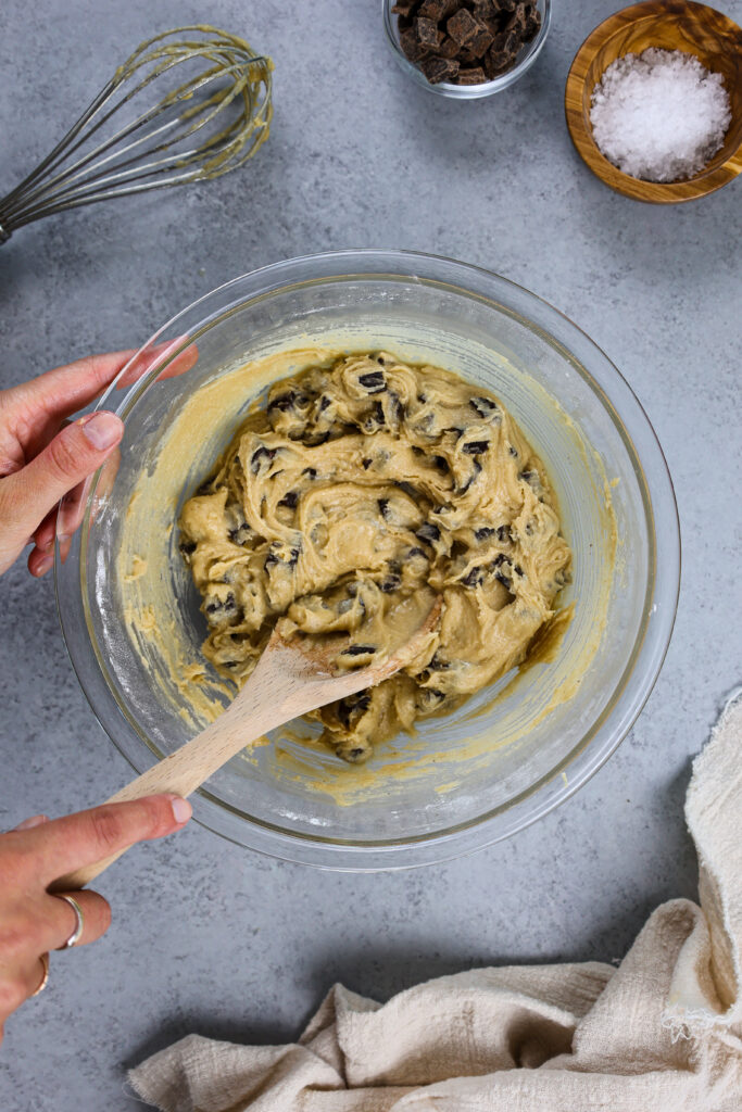 没有冷却的巧克力曲奇面团在一个碗里准备舀