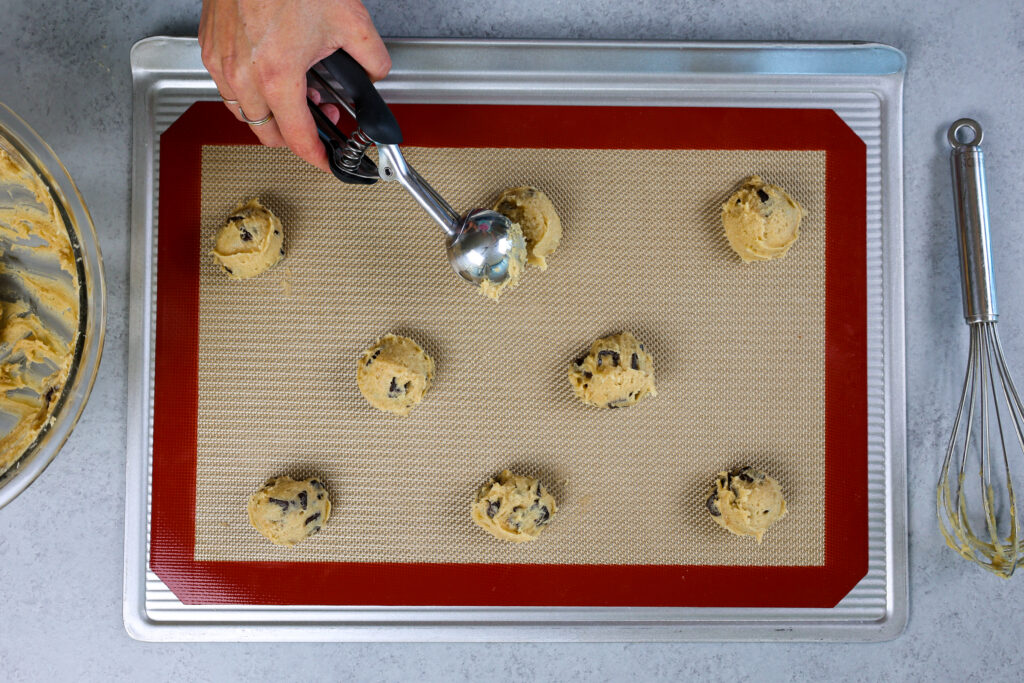 图中是未冷冻的曲奇面团，已经准备好烘烤了