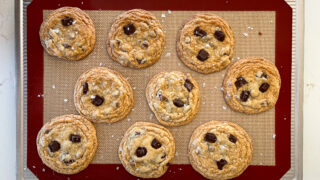 没有装饰用flakey海盐的巧克力曲奇饼的图象