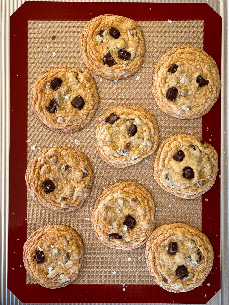 没有装饰用flakey海盐的巧克力曲奇饼的图象