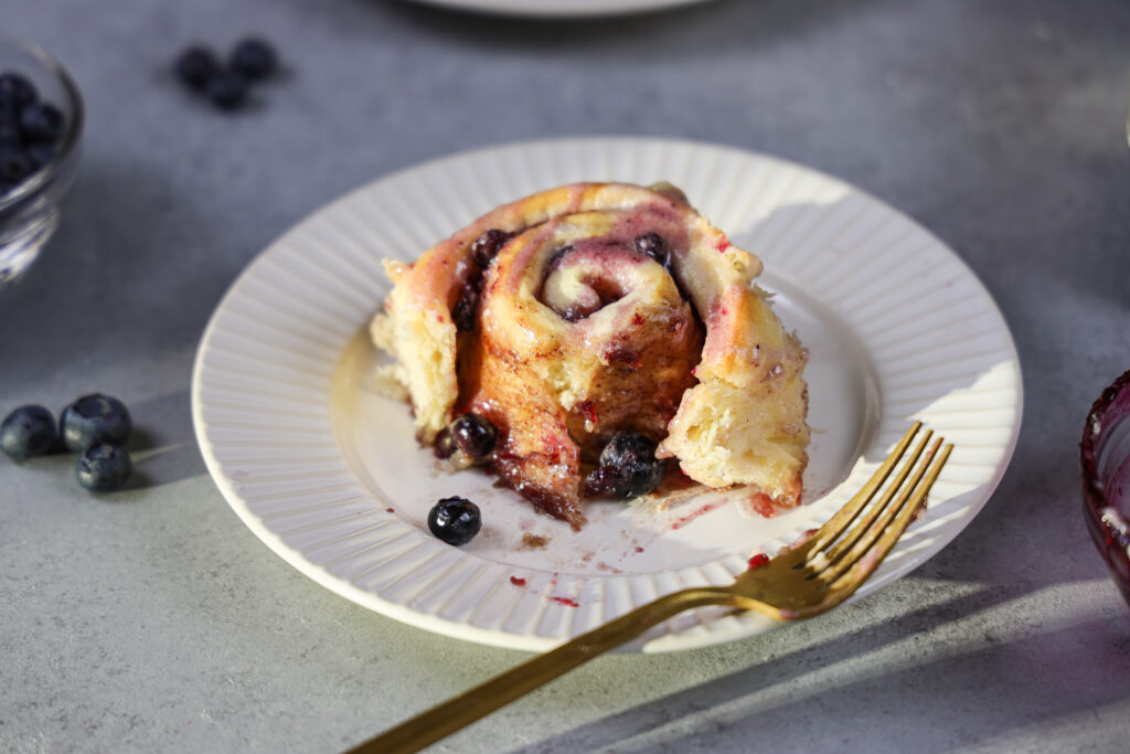 形象上的蓝莓肉桂卷板切成的显示是多么柔软而蓬松