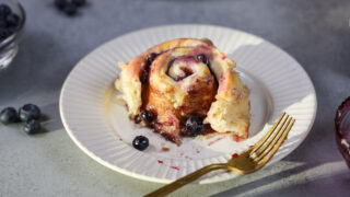 蓝莓桂香卷的图象在被切入的板材显示它是多么柔软和蓬松