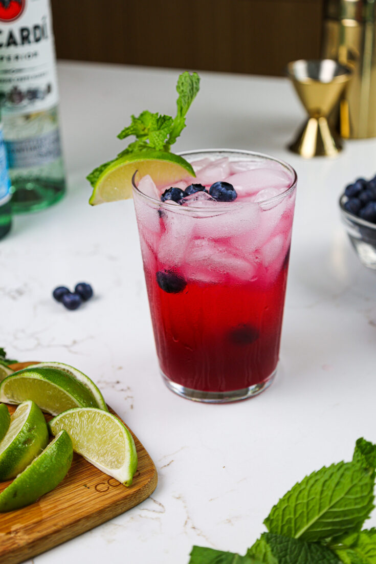 的蓝莓莫吉托配上新鲜的蓝莓,一根最小和青柠角装饰