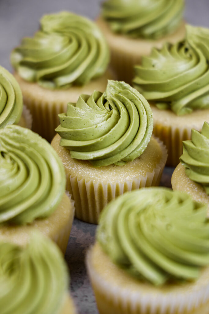 香草杯形蛋糕的图像与超级光滑，可口匹配奶油糖霜磨砂