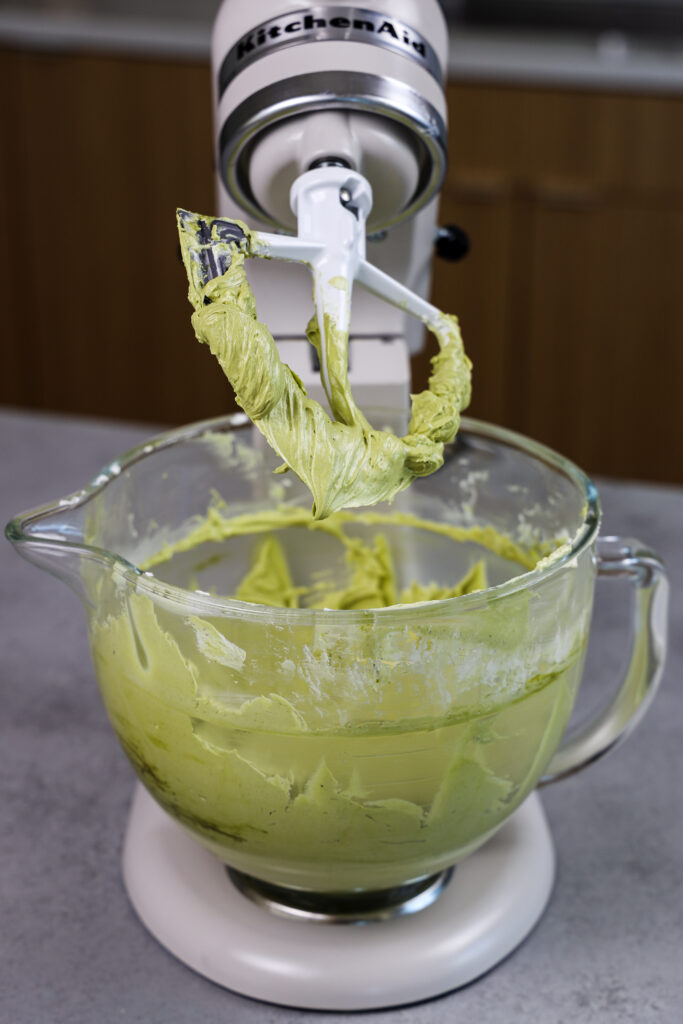 Matcha Buttercream的形象与过程结束的桨式附件混合，使其超光滑