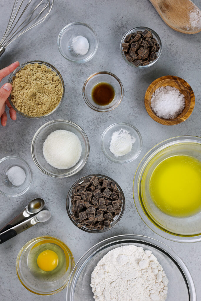 布置成分的成份的图像制作盐味巧克力曲奇饼