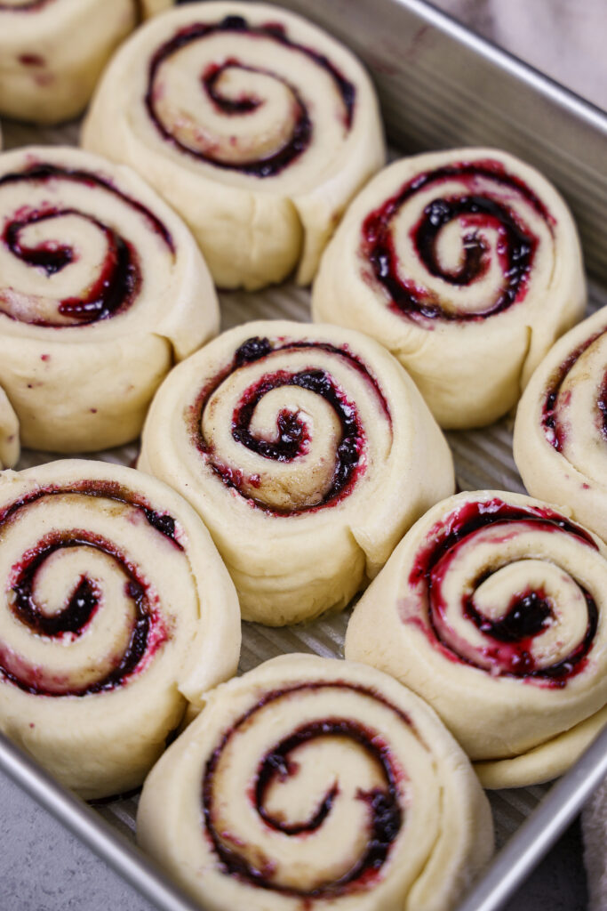 被裁减和证明的蓝莓桂香卷的图象，并且准备好被烘烤