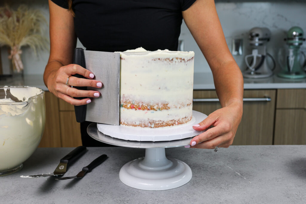 图像funfetti蛋糕的碎屑涂布兔子蛋糕