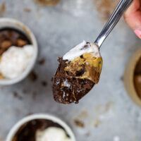 蛋白质杯蛋糕的图像，上面放花生酱和鲜奶油