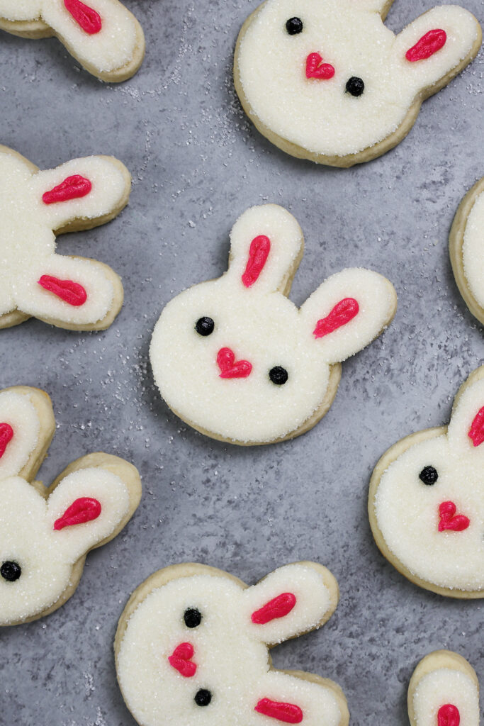 可爱的兔子形象饼干装饰着奶油乳酪和洒
