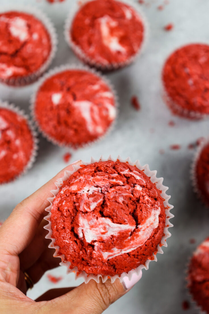 红色天鹅绒松饼和奶油芝士漩涡的形象