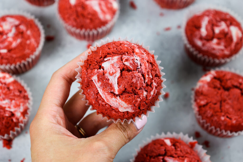 红色天鹅绒松饼和奶油芝士漩涡的形象