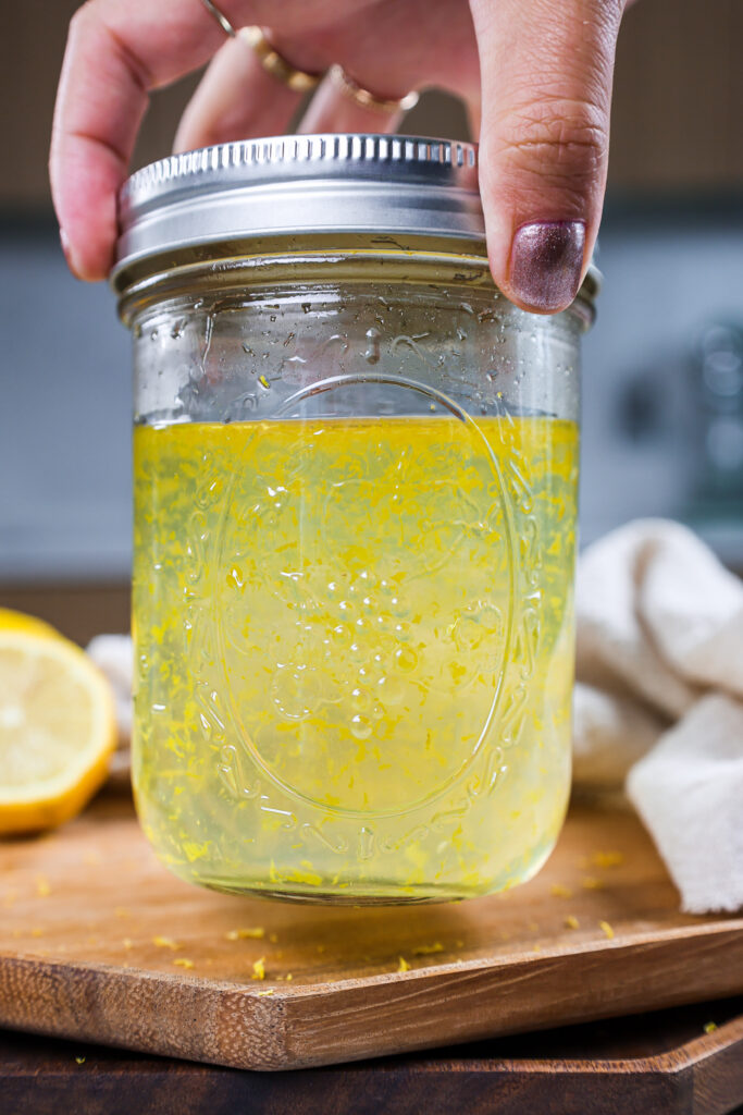 简单的柠檬糖浆储存在玻璃瓶中，便于储存