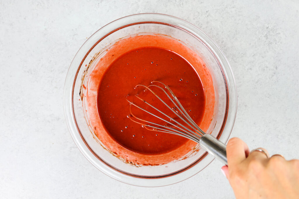 红色天鹅绒的松饼面糊是用红色凝胶食用色素