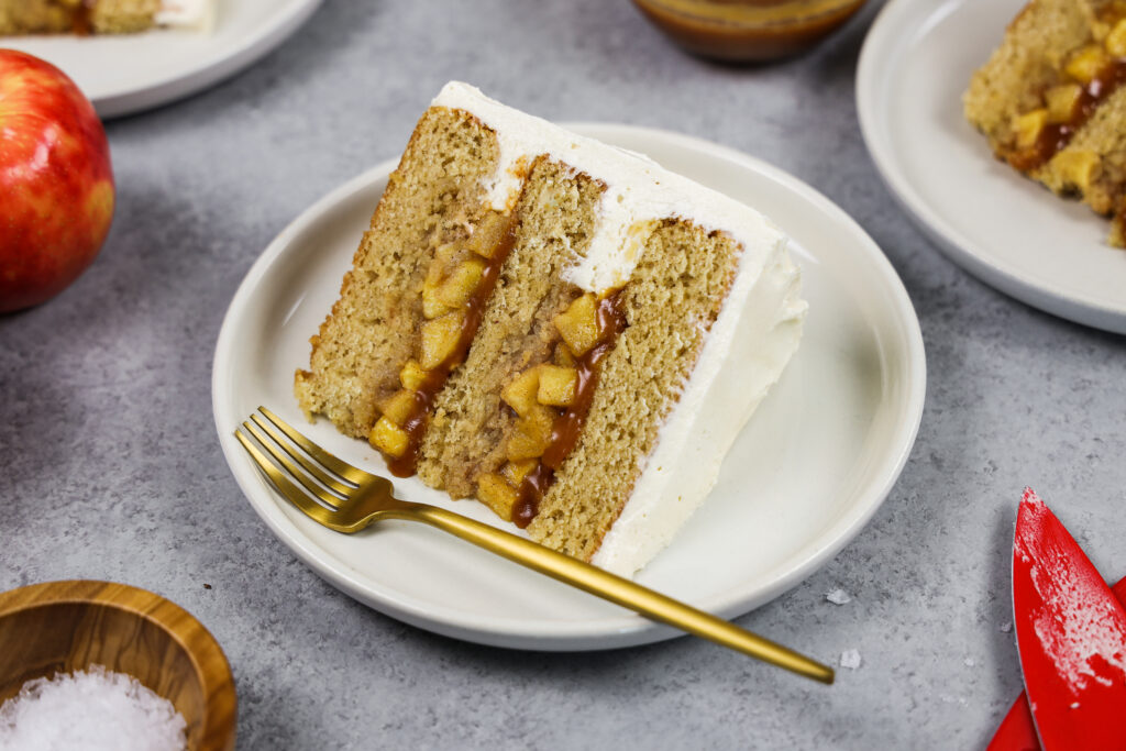 图像一片咸焦糖苹果蛋糕在盘子里