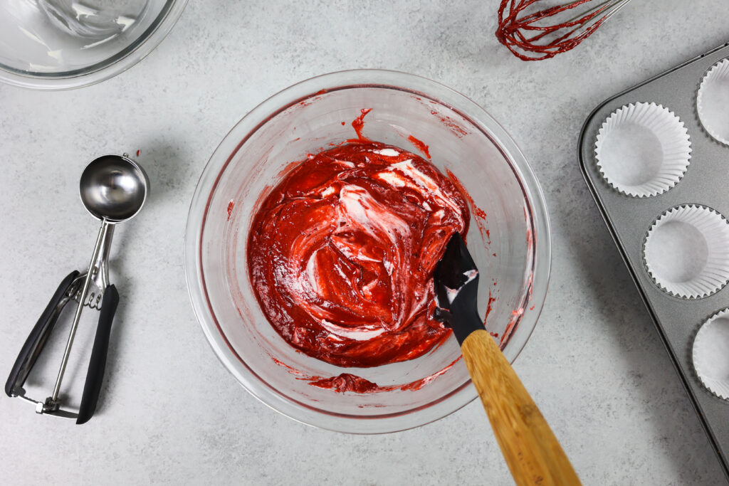 红色天鹅绒的松饼面糊涡旋状的芝士蛋糕填满