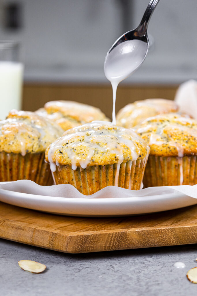 杏仁罂粟种子的松饼的形象与杏仁釉釉面