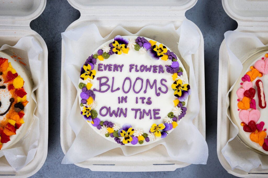 图像的一个可爱的便当蛋糕或午餐盒蛋糕装饰着一个可爱的说,可食用的花朵