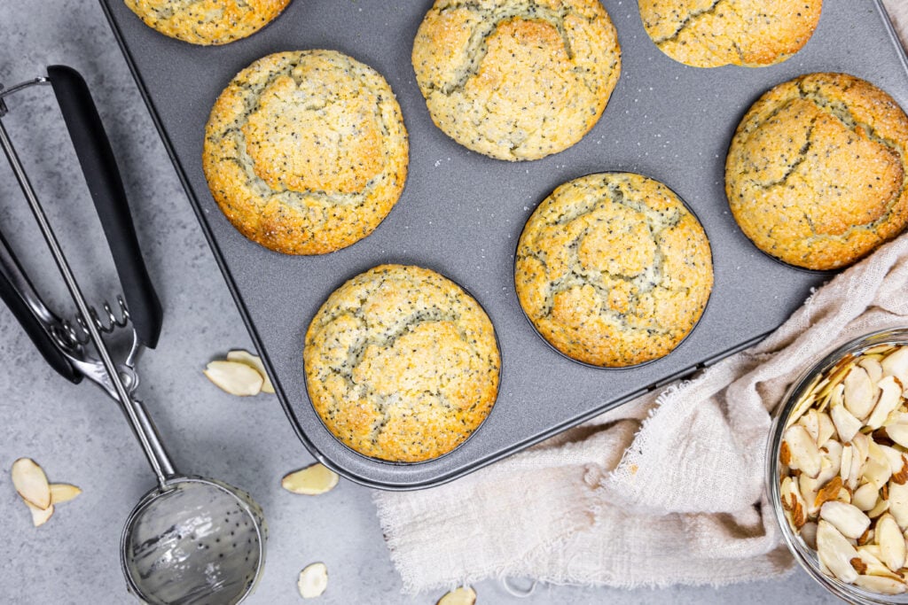 杏仁罂粟籽松饼的形象已经烤松饼锅,准备上釉