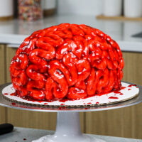 为万圣节制作的血脑蛋糕，红色天鹅绒蛋糕层和覆盆子果酱血