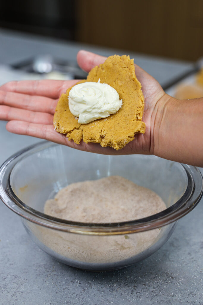 南瓜曲奇面团被芝士蛋糕填充的图像