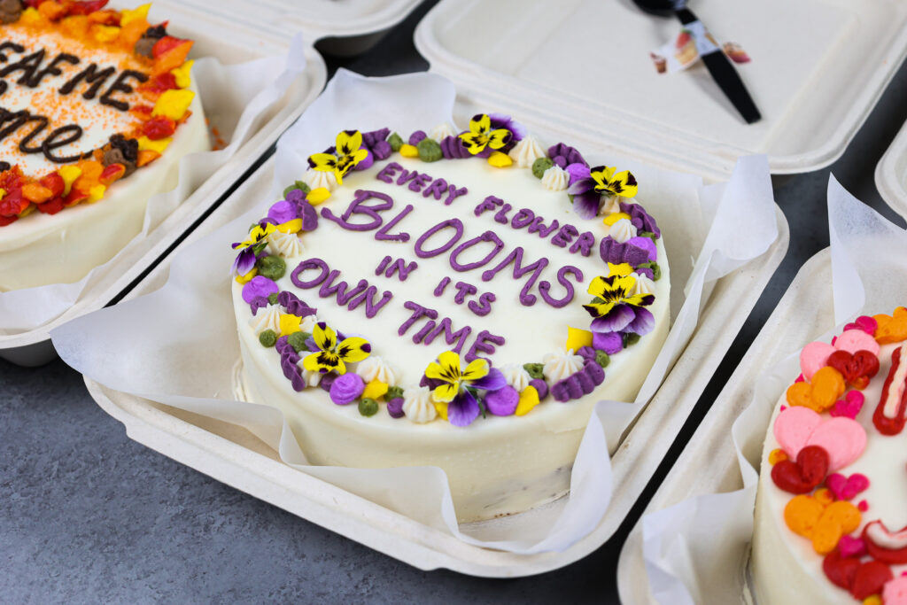 图像的一个可爱的便当蛋糕或午餐盒蛋糕装饰着一个可爱的说,可食用的花朵